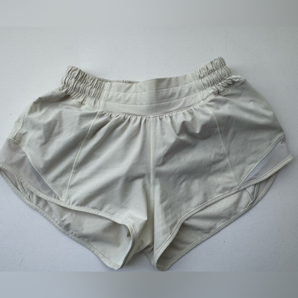 Excellent condition women’s Lululemon Hotty Hot 2.5” shorts in light yellow sz 2